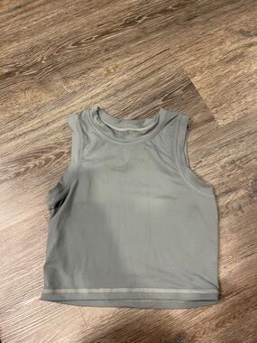 Sleek Sleeveless Tank Top in Light Gray
